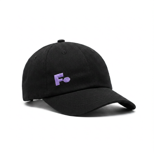 Boné Feelin preto com F bordado