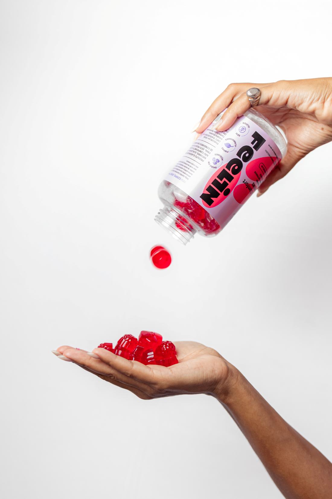 Pote Feelin despejando gummies vermelhos na mão
