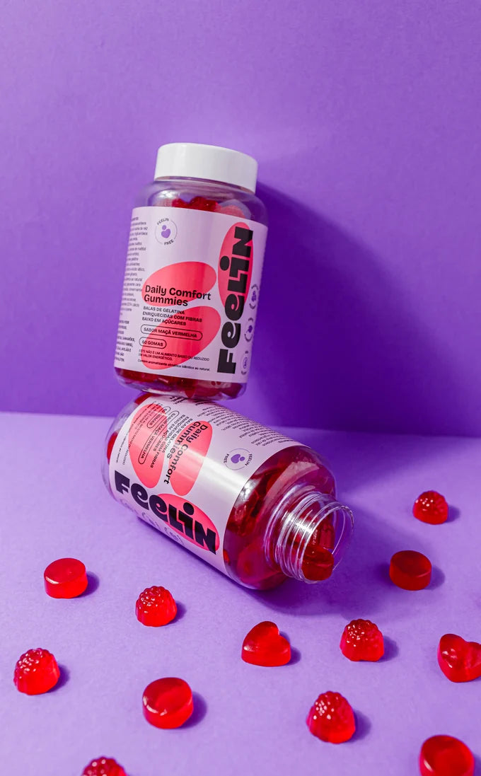 Potes de Feelin sobre fundo roxo.